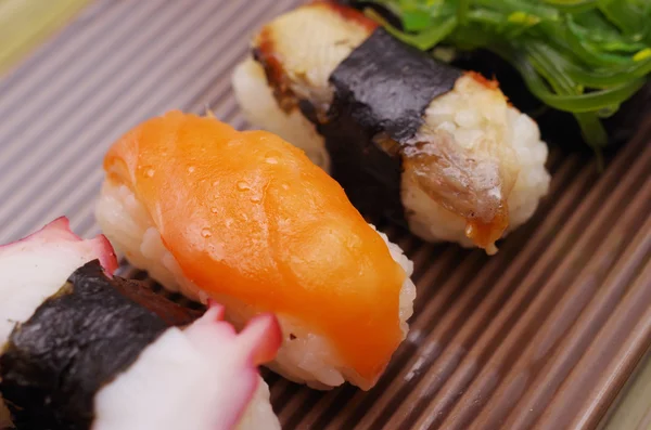 Sushi nigiri in piatto con bastoncini di bambù — Foto Stock