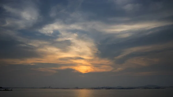 Napnyugtakor ég szép felhő — Stock Fotó