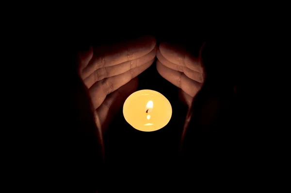 Kerze in der Hand, Konzept der Hoffnung — Stockfoto