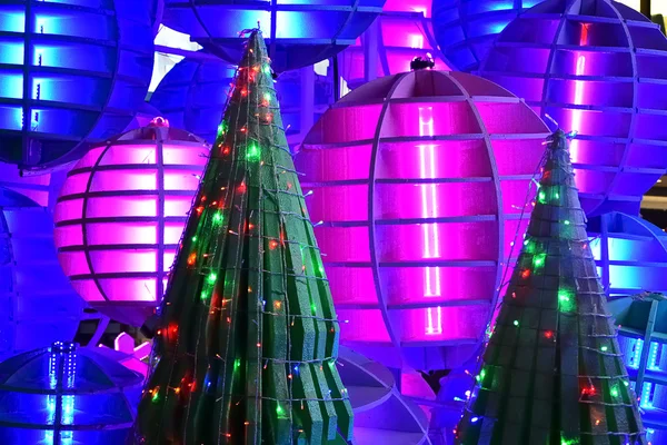 Árbol de Navidad decorar con iluminación colorida — Foto de Stock