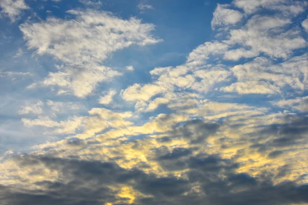 Morgenlicht mit Wolken am blauen Himmel — Stockfoto