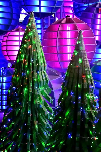 Árbol de Navidad decorar con iluminación colorida — Foto de Stock