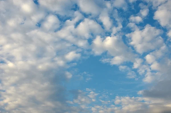 Frisse lucht met mooie bewolkte hemel — Stockfoto