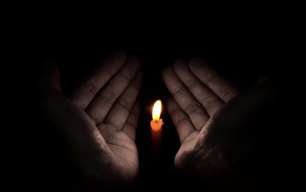 Luz de vela en la mano, concepto de esperanza —  Fotos de Stock