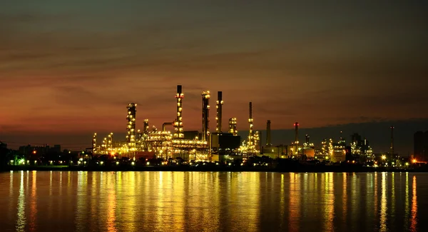 Ochtend scène van olieraffinaderij — Stockfoto