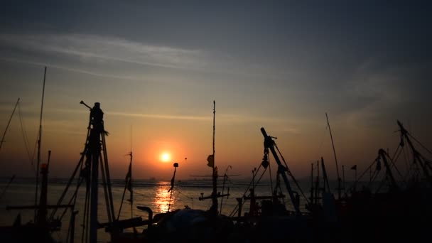 Sonnenuntergang auf See mit Fischerboot-Silhouetten — Stockvideo