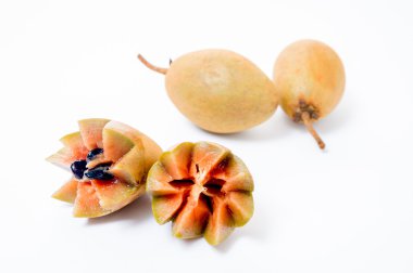 Beyaz arka plan üzerinde izole taze sapodillas 