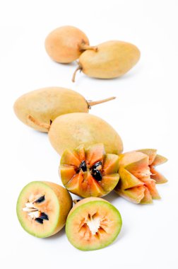 Beyaz arka plan üzerinde izole taze sapodillas 