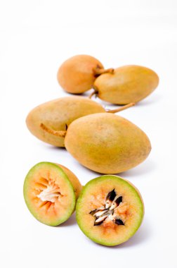 Beyaz arka plan üzerinde izole taze sapodillas 