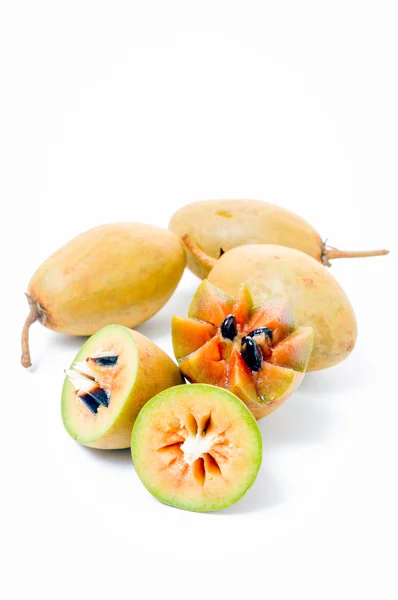 Frische Sapodillas isoliert auf weißem Hintergrund — Stockfoto