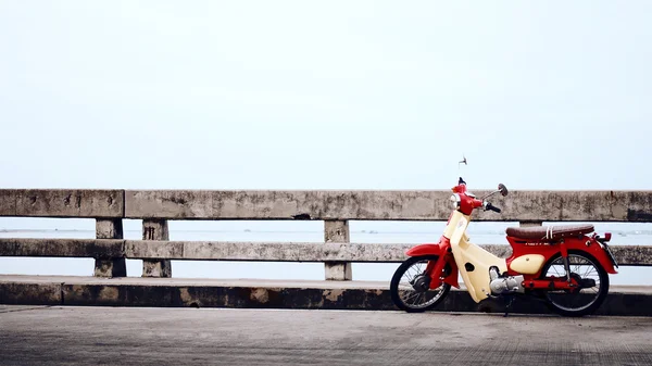 Chonburi-Kasım 19: Retro motosiklet köprüde Kasım tarihinde — Stok fotoğraf