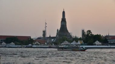 Zaman atlamalı Wat Arun ve Chao Phra Ya nehir, Bangkok, Tayland, Thailand (gün gece sahne ile günbatımı gökyüzünün)