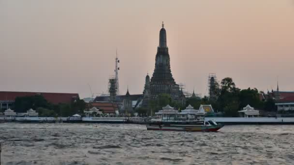 Upływ czasu od niebo zachód słońca z Wat Arun i Chao Phra Ya rzeki, Bangkok, Tajlandia (dzień do nocy sceny) — Wideo stockowe