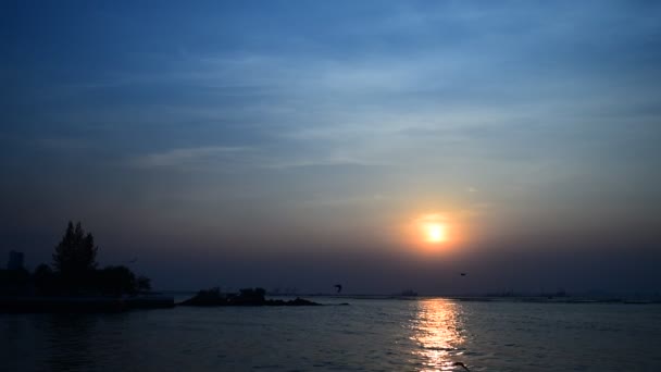 Закатное небо над морем, Шрирача, Чонбури, Таиланд — стоковое видео