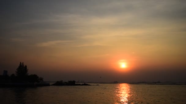 在海上，拉差，泰国春武里的夕阳的天空 — 图库视频影像