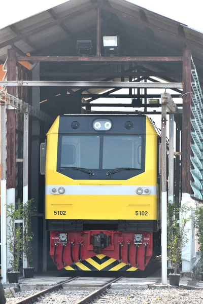 CHONBURI - 23 DE ENERO: Ceremonia de traslado de la locomotora diésel-eléctrica al ferrocarril estatal de Tailandia el 23 de enero de 2015 en el cruce de Sriracha en Sriracha, Chonburi, Tailandia —  Fotos de Stock