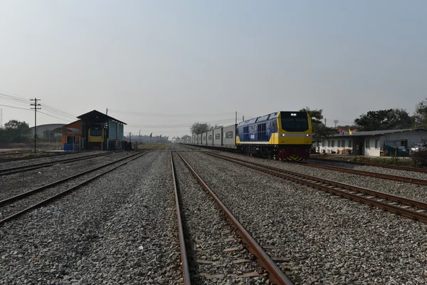 CHONBURI - 23 DE ENERO: Ceremonia de traslado de la locomotora diésel-eléctrica al ferrocarril estatal de Tailandia el 23 de enero de 2015 en el cruce de Sriracha en Sriracha, Chonburi, Tailandia —  Fotos de Stock