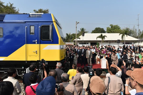 CHONBURI - 23 DE ENERO: Ceremonia de traslado de la locomotora diésel-eléctrica al ferrocarril estatal de Tailandia el 23 de enero de 2015 en el cruce de Sriracha en Sriracha, Chonburi, Tailandia —  Fotos de Stock