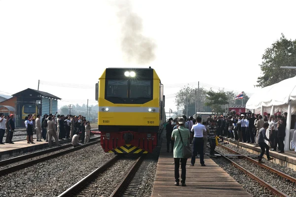 CHONBURI - 23 DE ENERO: Ceremonia de traslado de la locomotora diésel-eléctrica al ferrocarril estatal de Tailandia el 23 de enero de 2015 en el cruce de Sriracha en Sriracha, Chonburi, Tailandia —  Fotos de Stock