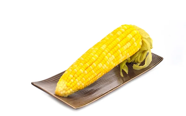 Gotowana kukurydza w naczyniu na białym tle — Zdjęcie stockowe