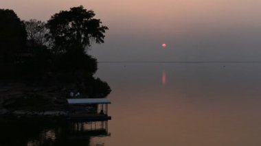 Zaman atlamalı günbatımı Ubolratana Barajı, Khon Kaen, Thailand