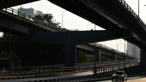 Время утреннего движения на мосту, Бангкок, Таиланд — стоковое видео