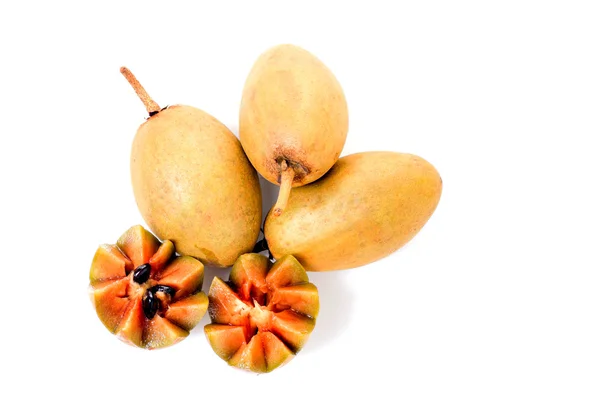 Sapodillas frescas aisladas sobre fondo blanco —  Fotos de Stock