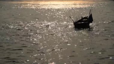 Bokeh günbatımı ışık yansıtmak ile tekne