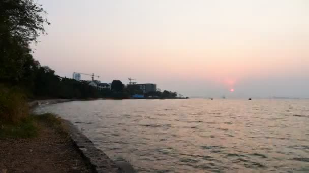 Tijdspanne van zonsondergang hemel op zee in winterseizoen, Sriracha, Chonburi, Thailand — Stockvideo