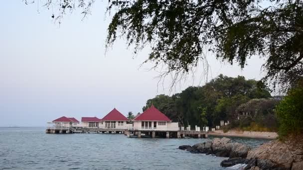 Maison urbaine au bord de la mer, Thaïlande — Video