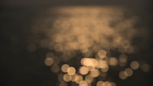 Bokeh de luz del atardecer reflejan con el barco (borrosa para enfocar el fondo ) — Vídeos de Stock