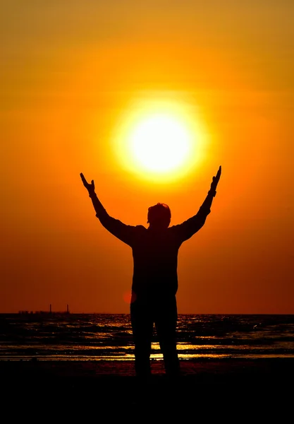 Silhouette uomo in attesa del sole — Foto Stock