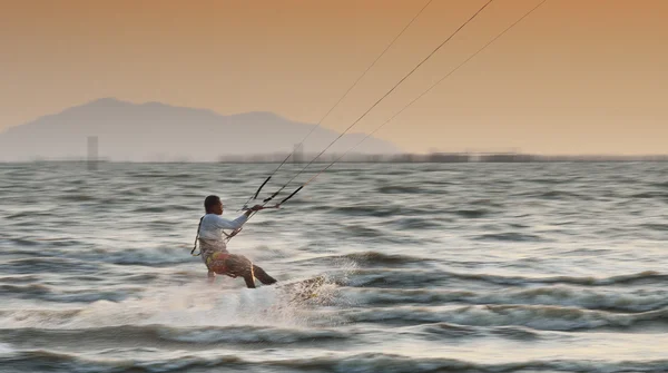 Chonburi, Thailand - 7 februari, Sportman spelen kite surf op Fabru — Stockfoto