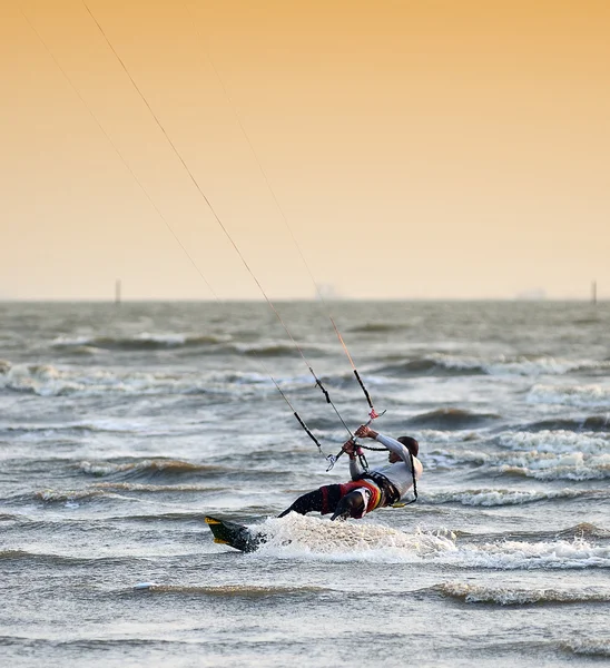 Chonburi, Thailand - 7 februari: Sportman spelen kite surf op Fab — Stockfoto