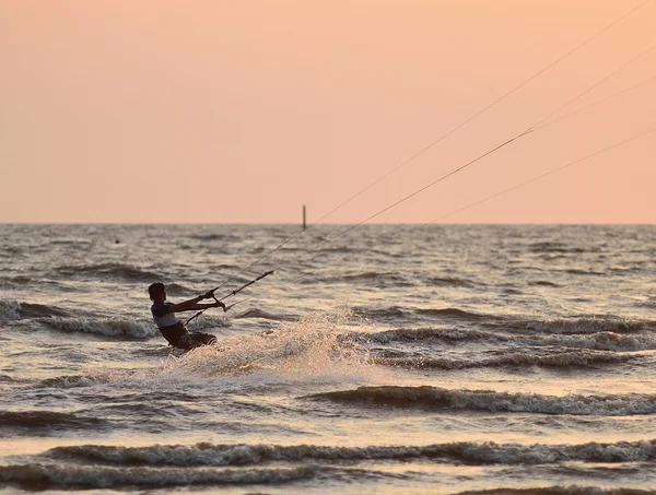 CHONBURI, THAILAND - FEBRUARY 7 : Sportman play kite surf on Fabruary 7, 2014 in Bangsean, Chonburi, Thailand — Stock Photo, Image