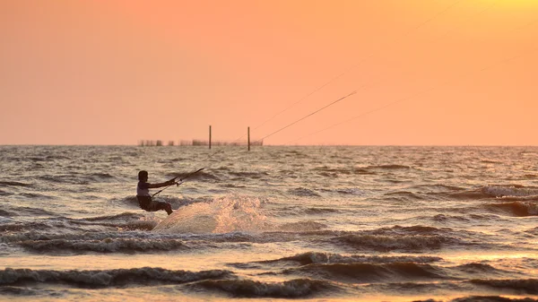 Chonburi, Thailand - 7 februari: Sportman spelen kite surf op Fab — Stockfoto