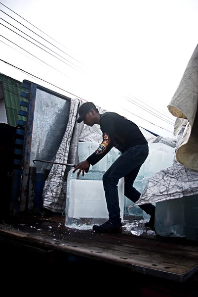 CHONBURI, THAILAND - APRIL 4 : Unidentified teenager deliver ice — Stock Photo, Image