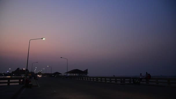 Tráfego na ponte com Kho Loi e crepúsculo céu fundo — Vídeo de Stock