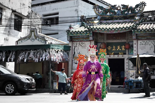 Čínská opera herci pěší přes ulici nabízí svatyně Černého moře — Stock fotografie