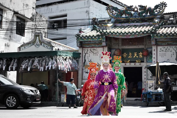 Chinese opera acteurs wandelen overkant van de straat aan het aanbieden van de graftombe van de Zwarte Zee — Stockfoto