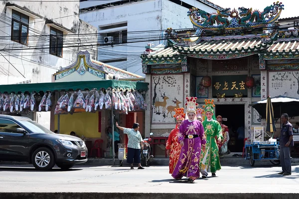 Actores de ópera chinos caminando por la calle para ofrecer el Santuario del Mar Negro —  Fotos de Stock