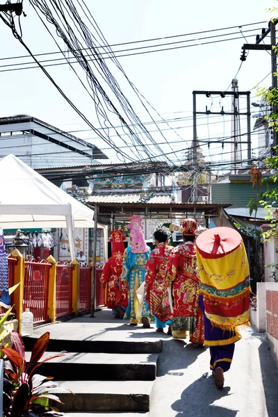 Chinese opera acteurs wandelen overkant van de straat aan het aanbieden van de graftombe van de Zwarte Zee — Stockfoto