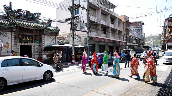 Kinesisk opera aktörer gå över gatan till erbjuder Shrine av Svarta havet — Stockfoto