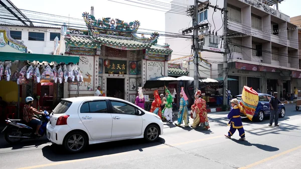 Chinese opera acteurs wandelen overkant van de straat aan het aanbieden van de graftombe van de Zwarte Zee — Stockfoto