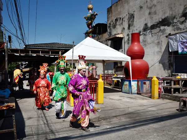 Chinese opera acteurs wandelen overkant van de straat aan het aanbieden van de graftombe van de Zwarte Zee — Stockfoto