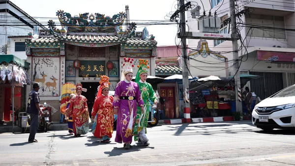 Actores de ópera chinos caminando por la calle para ofrecer el Santuario del Mar Negro —  Fotos de Stock