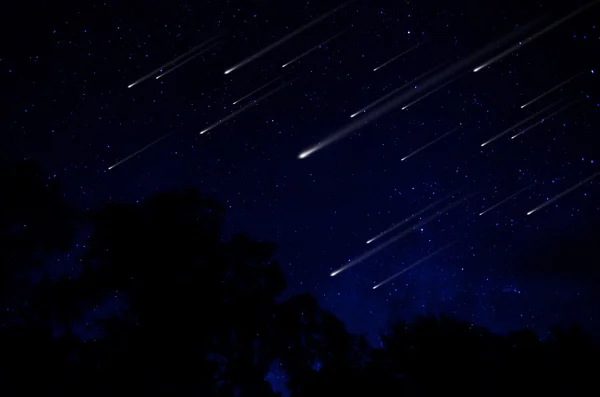 流星雨在夜晚的天空图 — 图库照片
