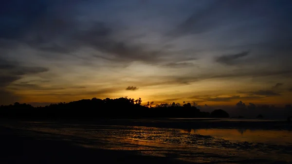 Bonita playa y cielo al atardecer en la isla Payam, Tailandia — Foto de Stock