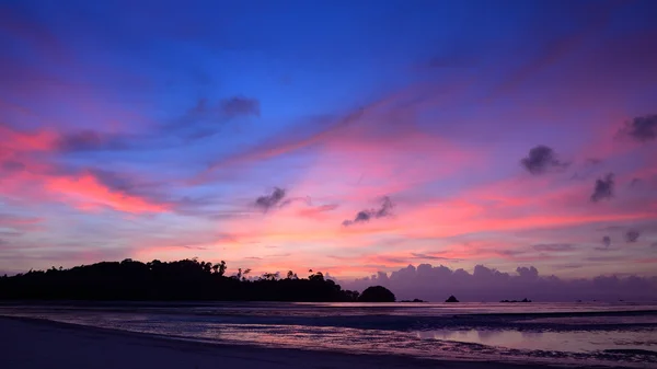 Fin strand och solnedgång himlen i Joacim island, Thailand — Stockfoto