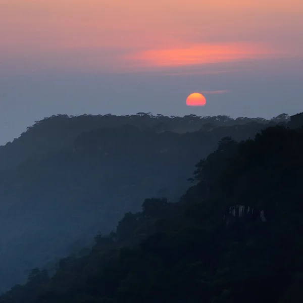 Puesta de sol en el acantilado, Tailandia — Foto de Stock